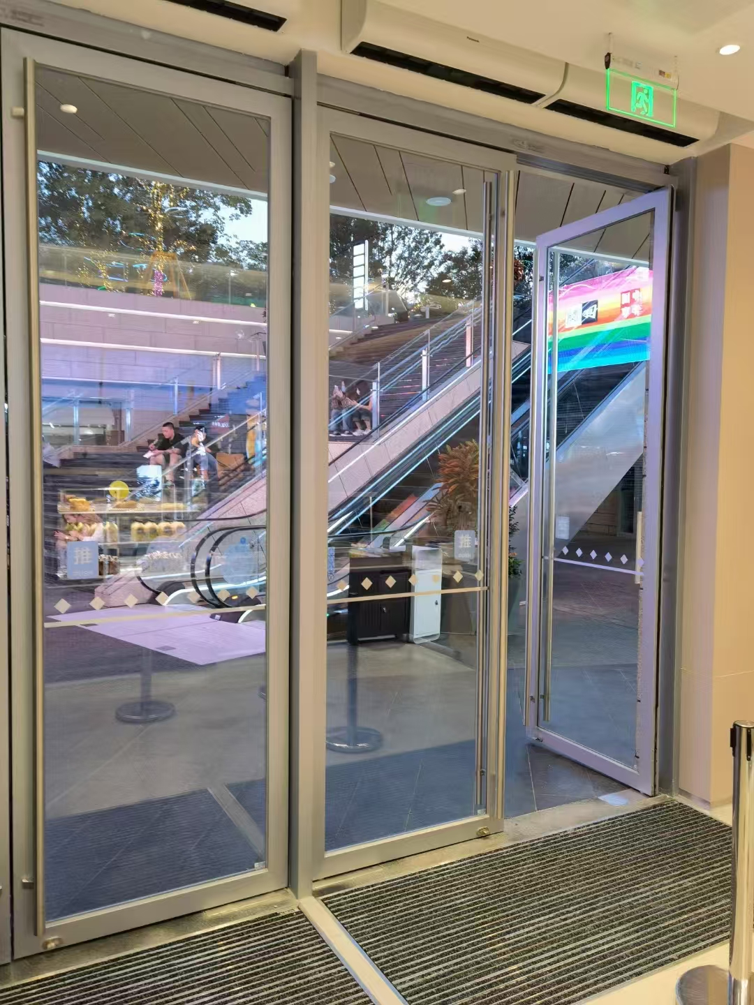 Dubai hotel curtain wall with EI120 fire-rated glazing for atrium safety